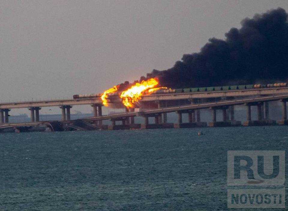 Момент взрыва Крымского моста