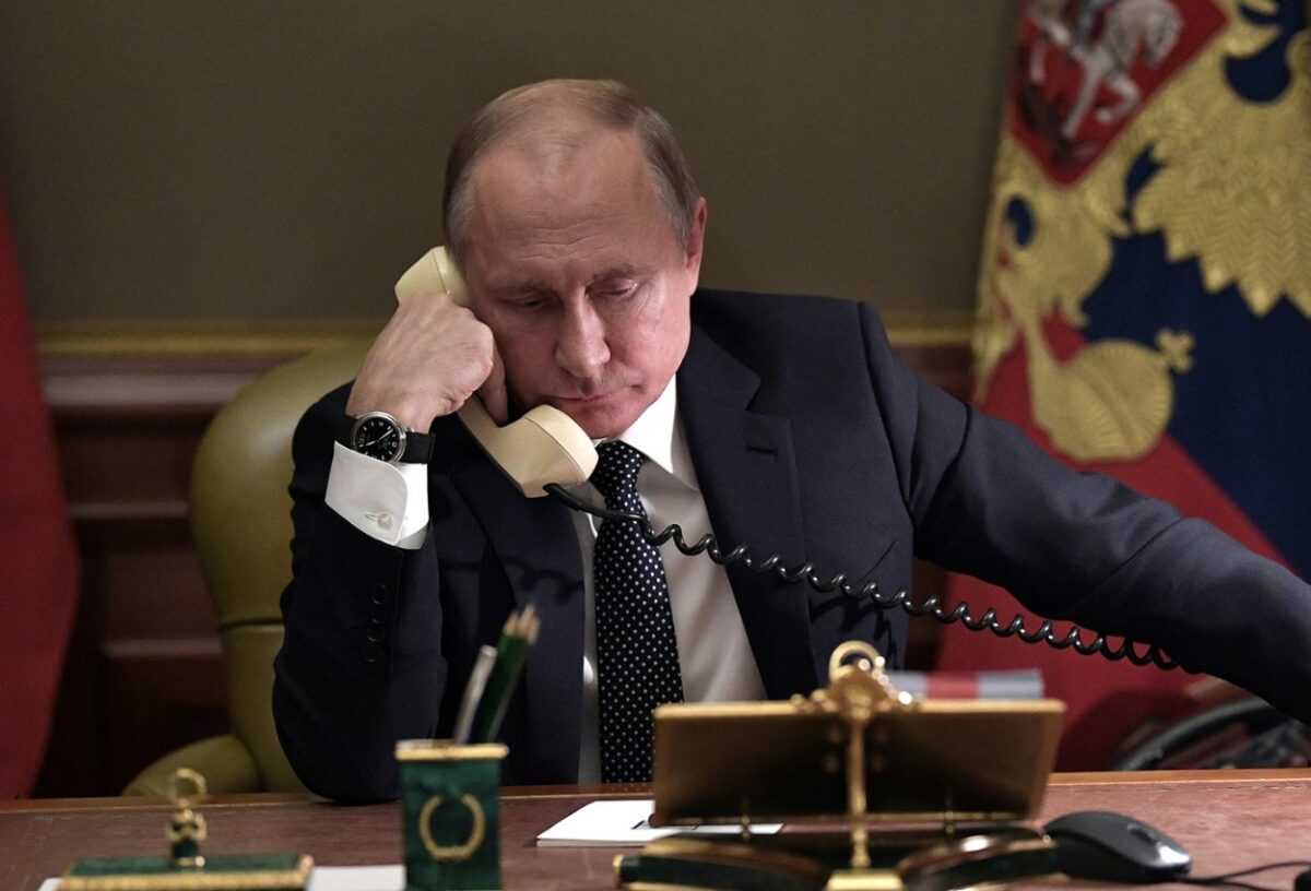 Путин с телефоном
