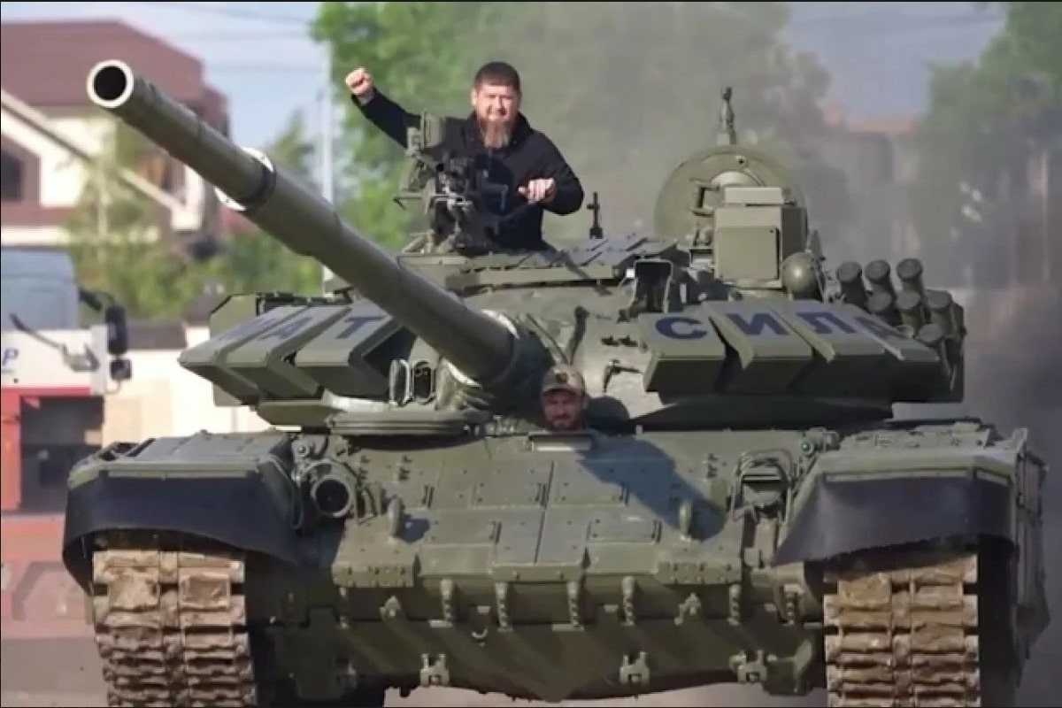 Кадыров показал танк на котором будет въезжать в Киев